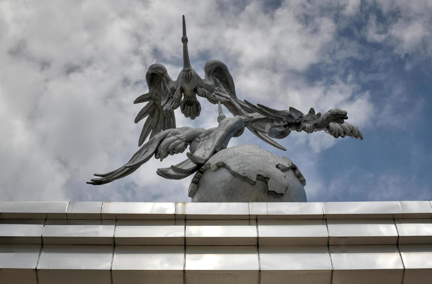 The fountains in the center of Tashkent on Independence Square, Uzbekistan, 2022 photo