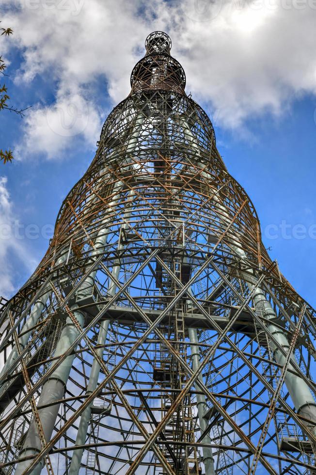 torre de radio shukhov, una torre de radiodifusión de estructura diagrid de acero independiente de 160 metros de altura derivada de la vanguardia rusa en moscú diseñada por vladimir shukhov. foto
