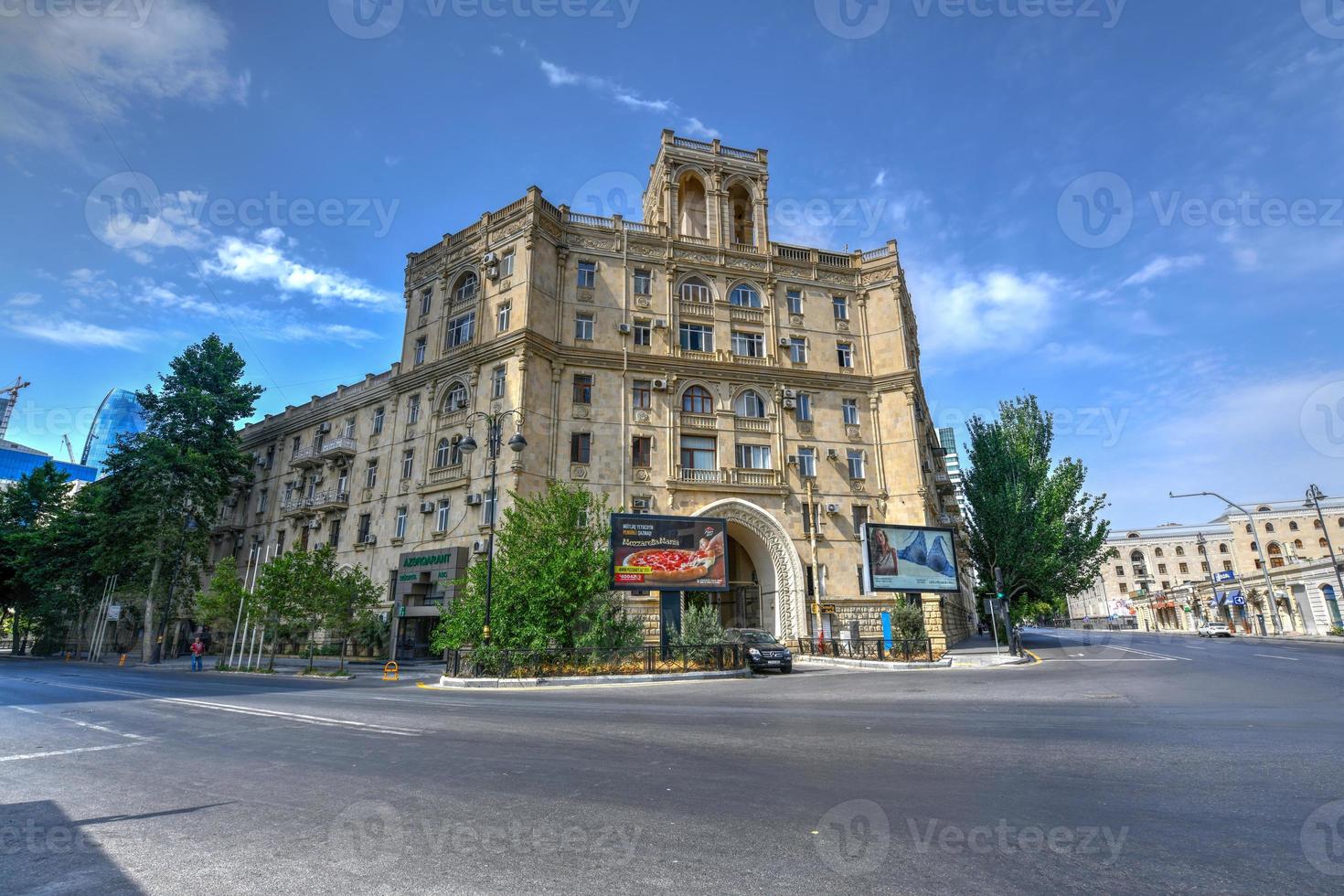 baku, azerbaiyán - 15 de julio de 2018 - edificio típico de bloques de apartamentos en la ciudad de baku, azerbaiyán. foto