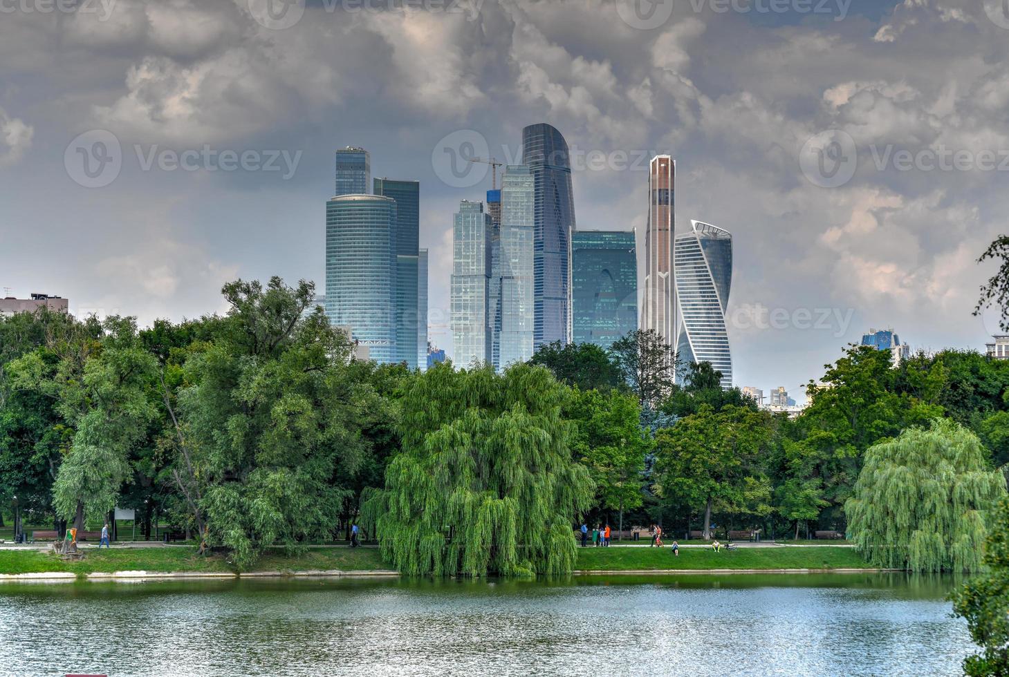 rascacielos en aumento de la ciudad de moscú vistos desde el convento novodevichy. foto