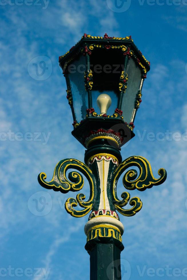 lámpara de calle típica en malioboro con fondo de cielo azul y nube blanca. foto