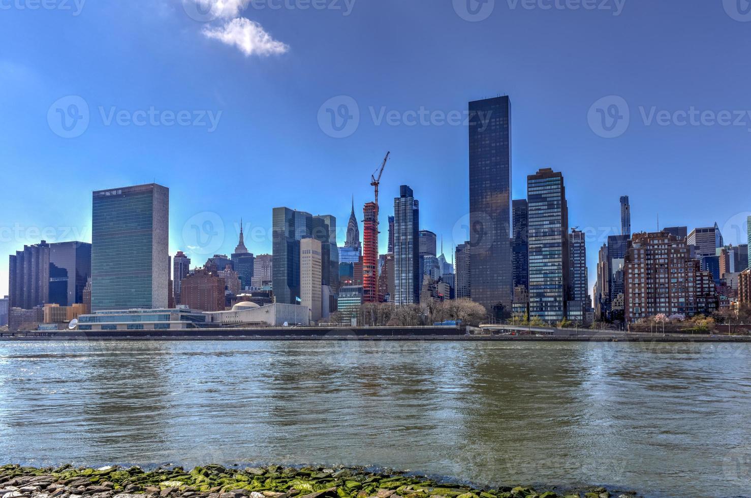 vista del midtown east en manhattan desde roosevelt island en la ciudad de nueva york. foto