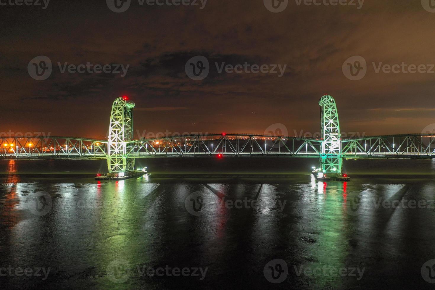 Marine Parkway-Gil Hodges Memorial Bridge visto desde Rockaway, Queens de noche. construido e inaugurado en 1937, fue el tramo de elevación vertical más largo del mundo para automóviles. foto