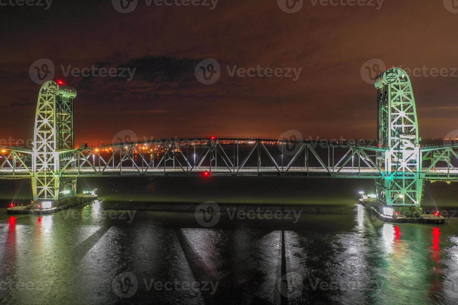 Marine Parkway-Gil Hodges Memorial Bridge visto desde Rockaway, Queens de noche. construido e inaugurado en 1937, fue el tramo de elevación vertical más largo del mundo para automóviles. foto