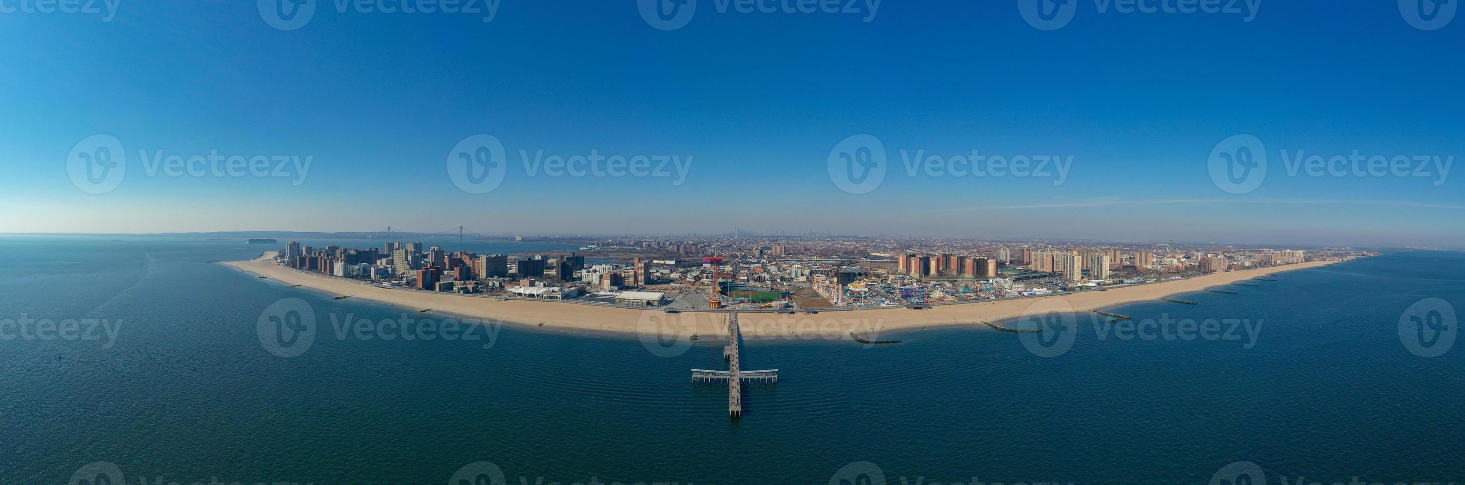 vista panorámica del sur de brooklyn, incluida la isla coney, la playa de brighton con manhattan al fondo. foto