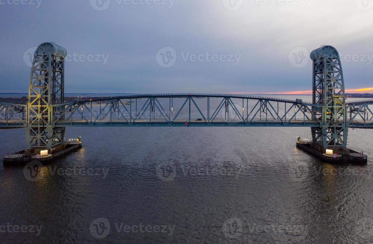 Marine Parkway-Gil Hodges Memorial Bridge visto desde Rockaway, Queens al anochecer. construido e inaugurado en 1937, fue el tramo de elevación vertical más largo del mundo para automóviles. foto