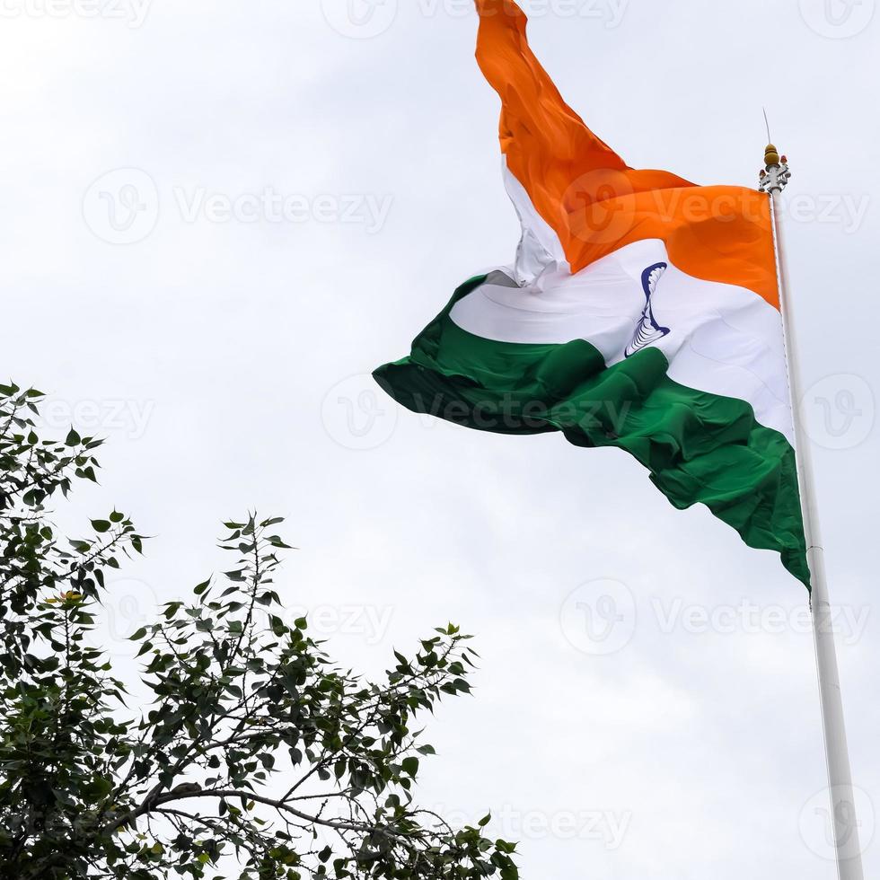 bandera india ondeando alto en connaught place con orgullo en el cielo azul, bandera india ondeando, bandera india el día de la independencia y el día de la república de la india, tiro inclinado, ondeando la bandera india, har ghar tiranga foto