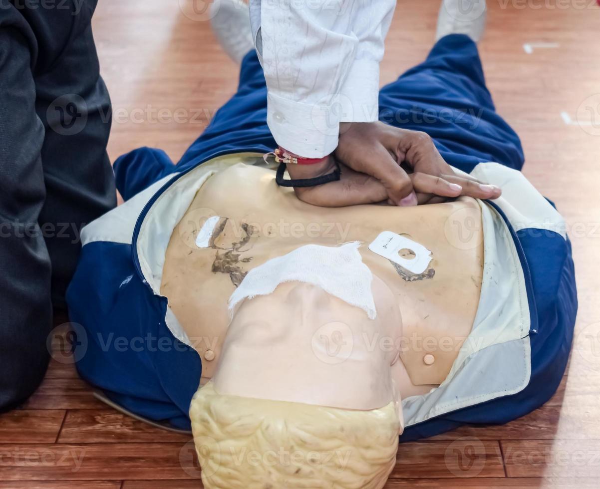 el maniquí humano yace en el suelo durante el entrenamiento de primeros auxilios - reanimación cardiopulmonar. curso de primeros auxilios en maniquí de cpr, concepto de capacitación en primeros auxilios de cpr foto