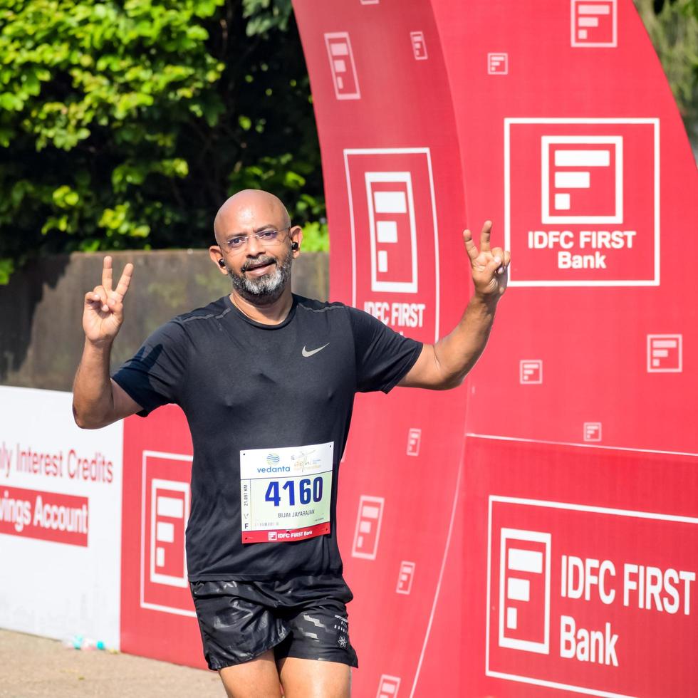 nueva delhi, india - 16 de octubre de 2022 - carrera de media maratón de vedanta delhi después de covid en la que los participantes del maratón están a punto de cruzar la línea de meta, media maratón de delhi 2022 foto