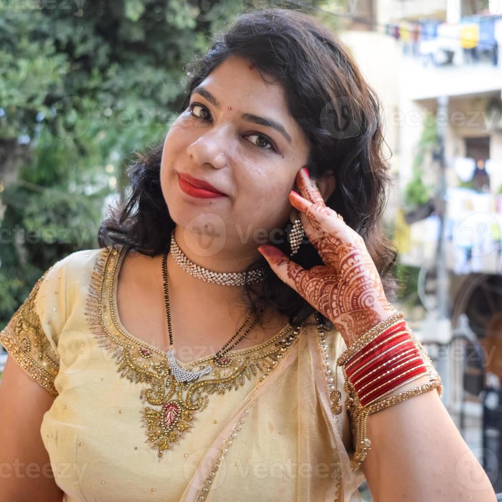 hermosa mujer vestida como tradición india con diseño de henna mehndi en ambas manos para celebrar el gran festival de karwa chauth, celebraciones de karwa chauth de una mujer india para su marido foto