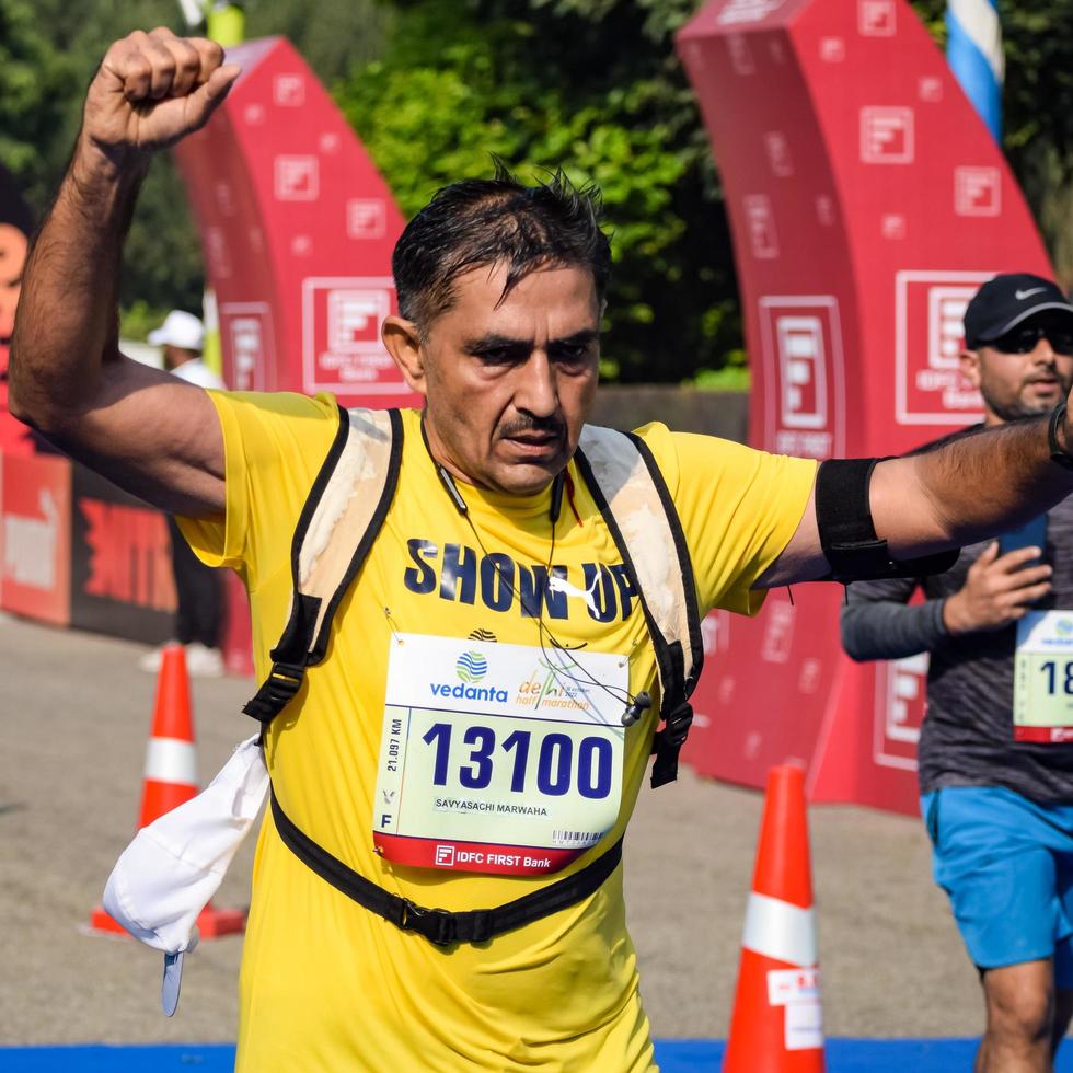 nueva delhi, india - 16 de octubre de 2022 - carrera de media maratón de vedanta delhi después de covid en la que los participantes del maratón están a punto de cruzar la línea de meta, media maratón de delhi 2022 foto