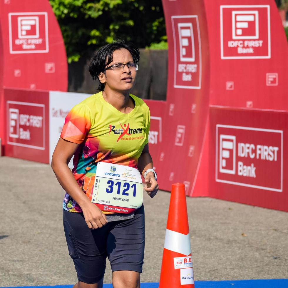 nueva delhi, india - 16 de octubre de 2022 - carrera de media maratón de vedanta delhi después de covid en la que los participantes del maratón están a punto de cruzar la línea de meta, media maratón de delhi 2022 foto