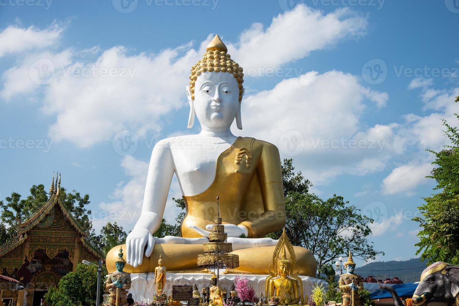 estatua de buda, luang por tan jai, en wat phra tat doi kum, el templo budista en chiang mai, norte de tailandia foto