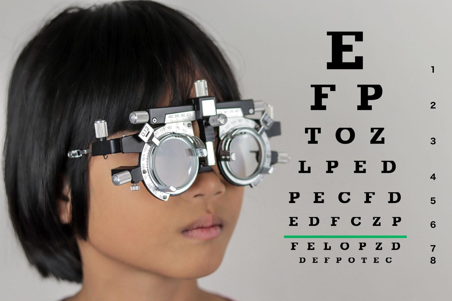 Kid eye test photo
