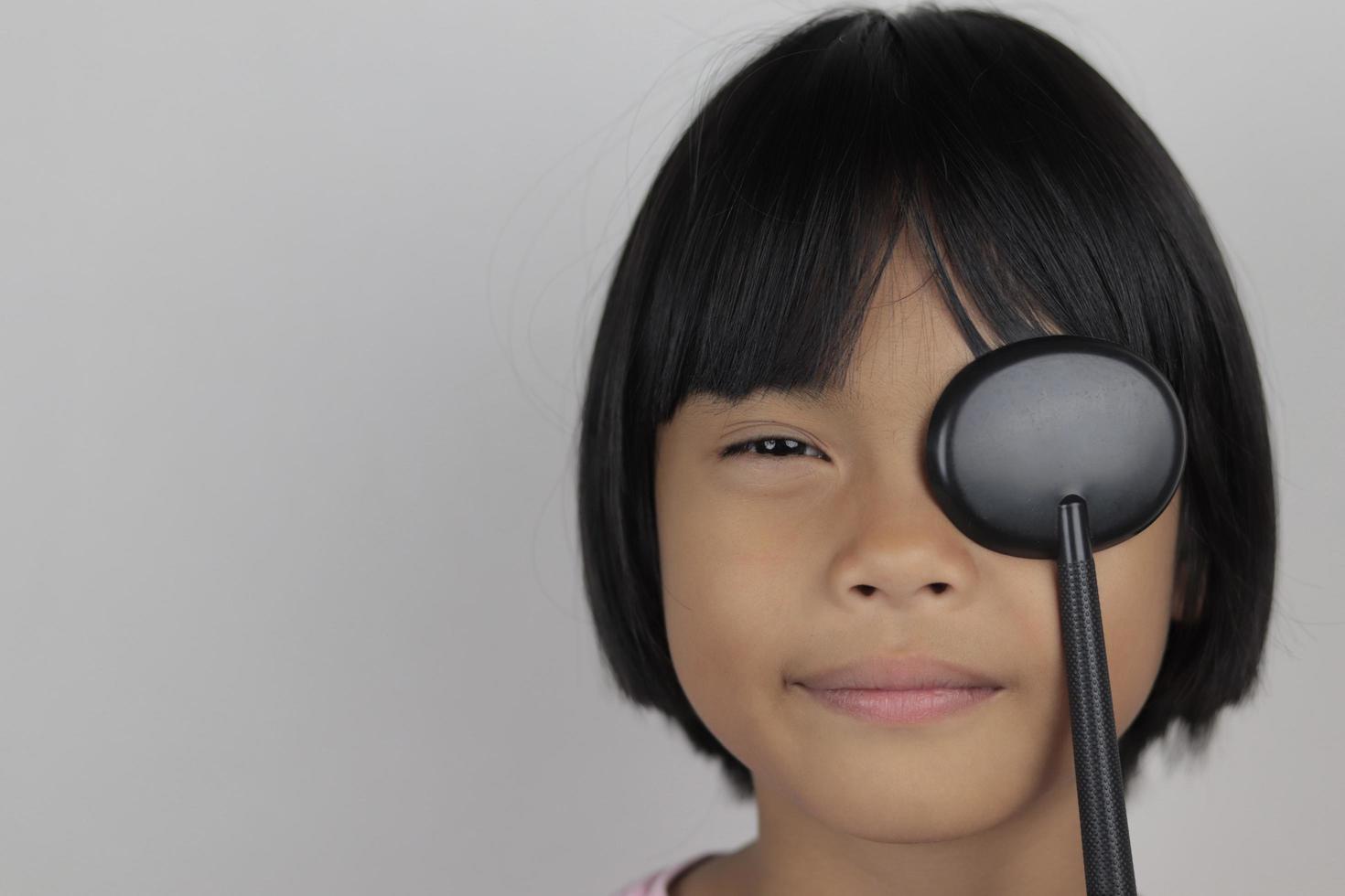 concepto de prueba ocular para niñas, concepto de prueba de prueba, prueba ocular para niños foto