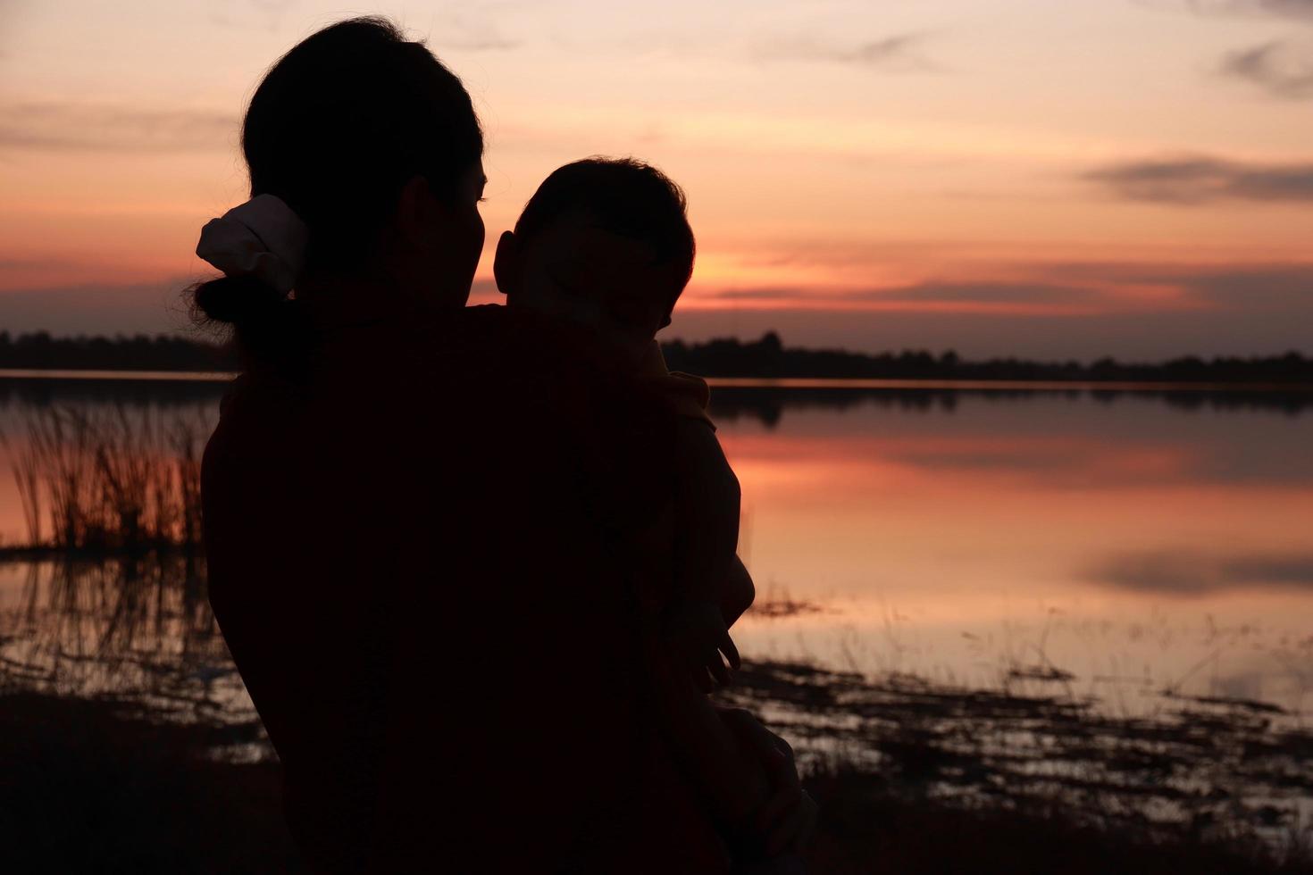 silueta de personas al atardecer. foto