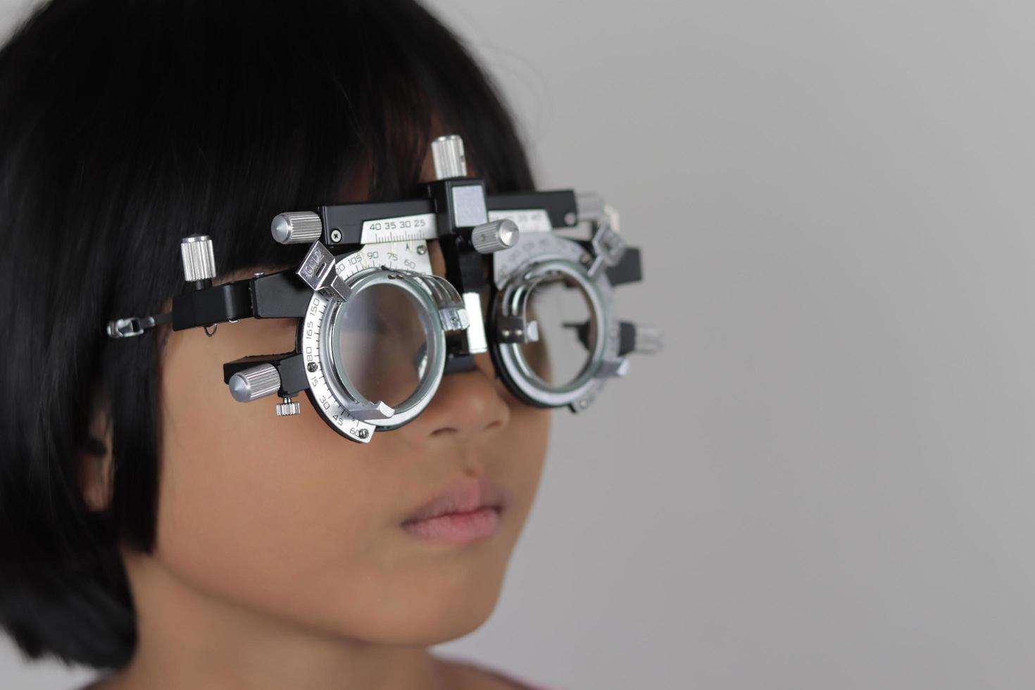 child-eye-test-16684038-stock-photo-at-vecteezy
