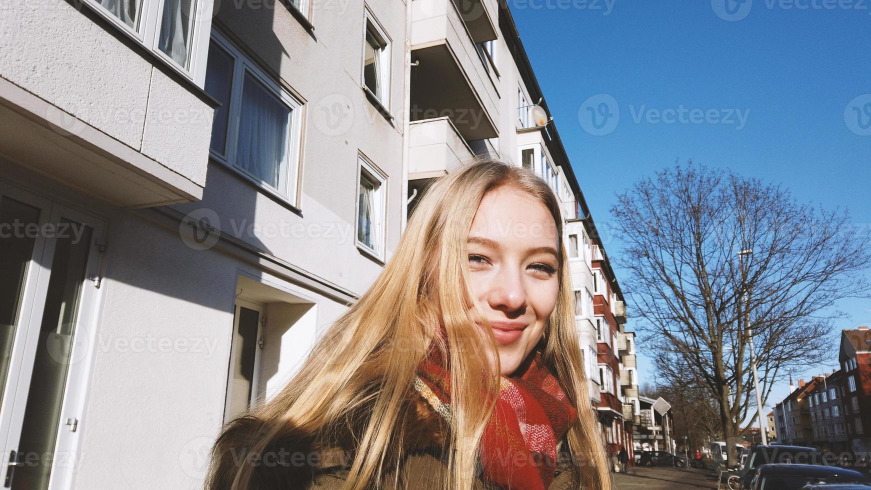 auténtico retrato callejero urbano de mujer joven foto