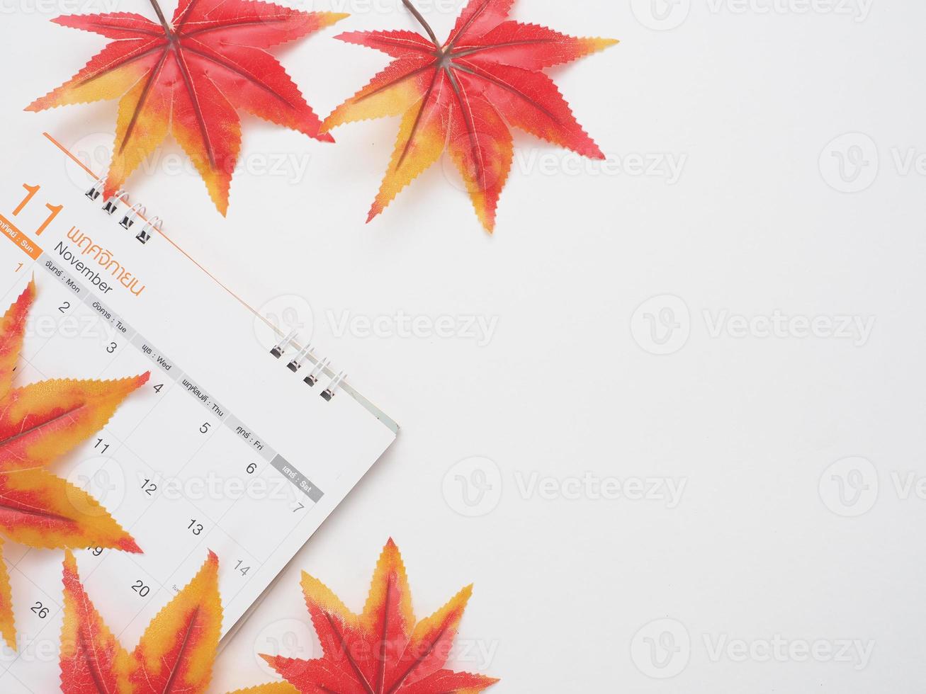 hoja de arce en el calendario vista superior espacio de copia concepto de otoño blanco foto