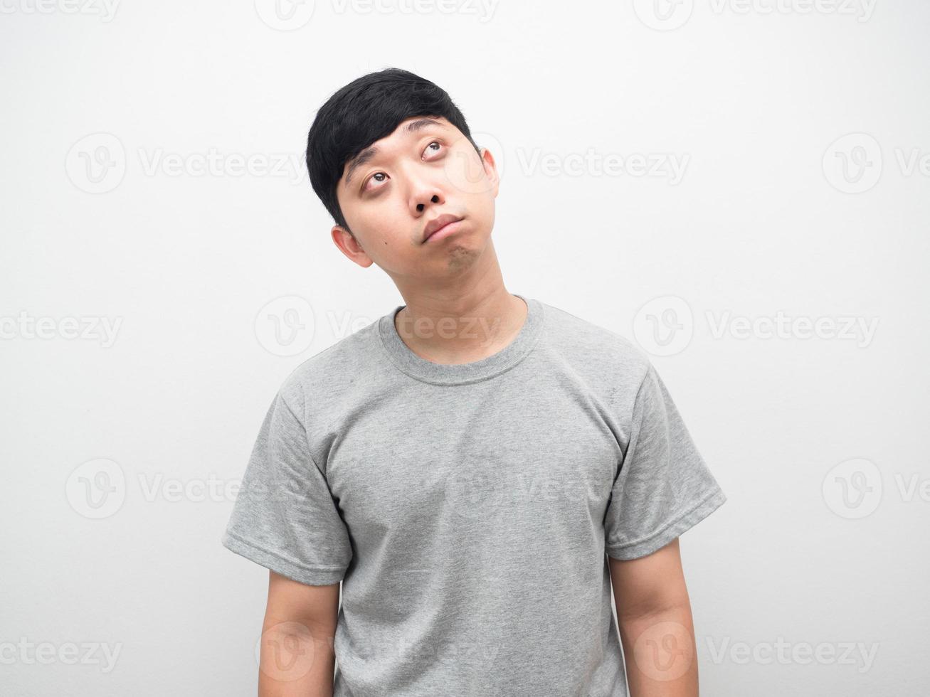 hombre asiático ojos negros sin dormir mirando hacia el espacio de copia foto