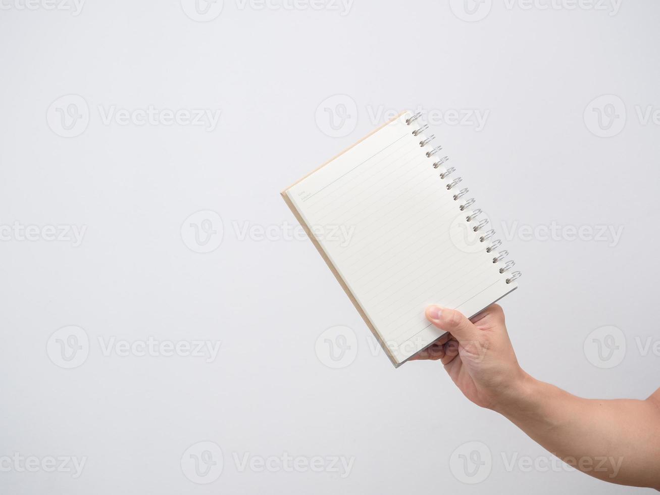 hombre mano sujetando cuaderno página en blanco aislado foto