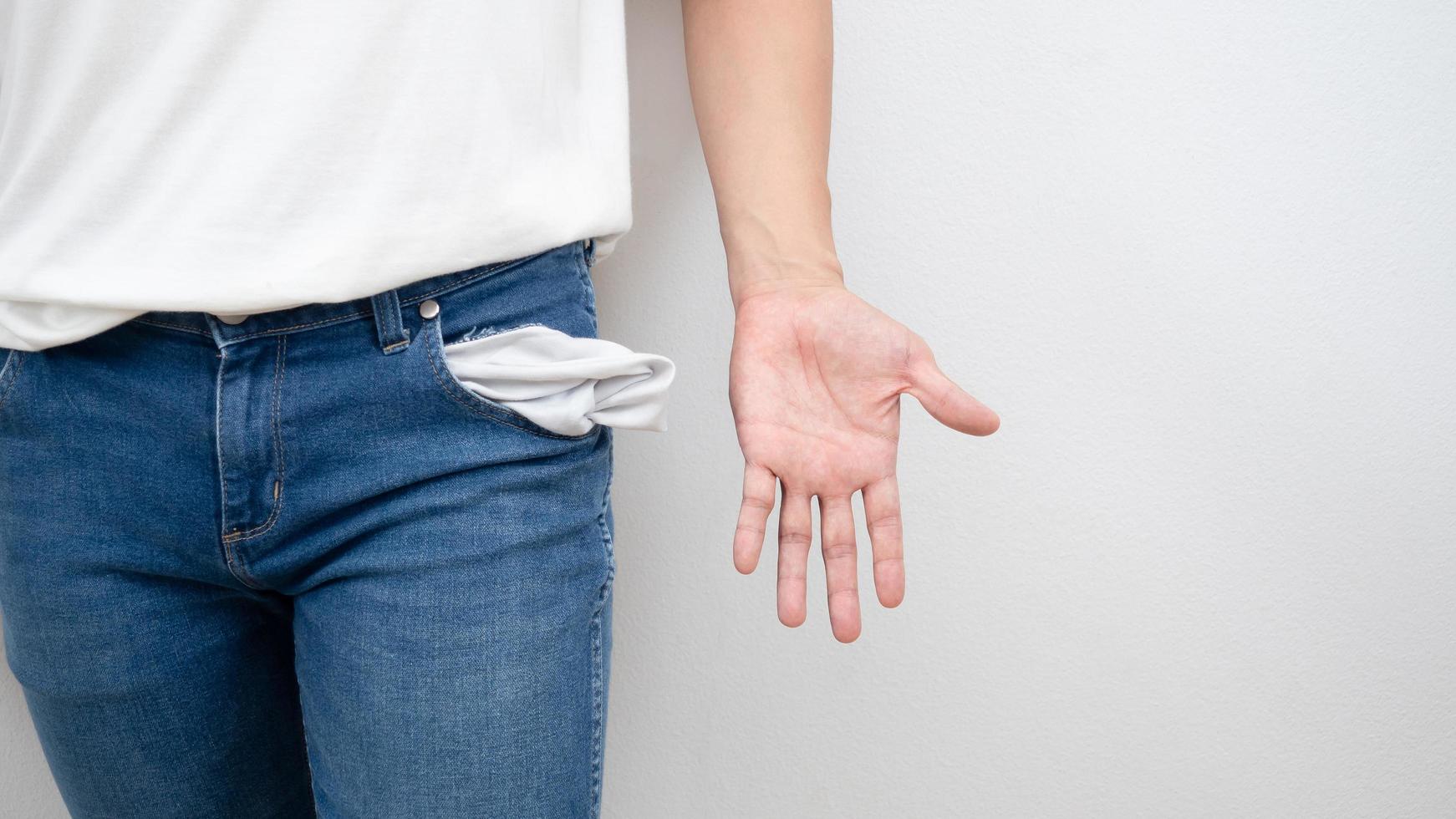 hombre camisa blanca de pie mano abierta con espacio de copia de bolsillo de jean vacío foto