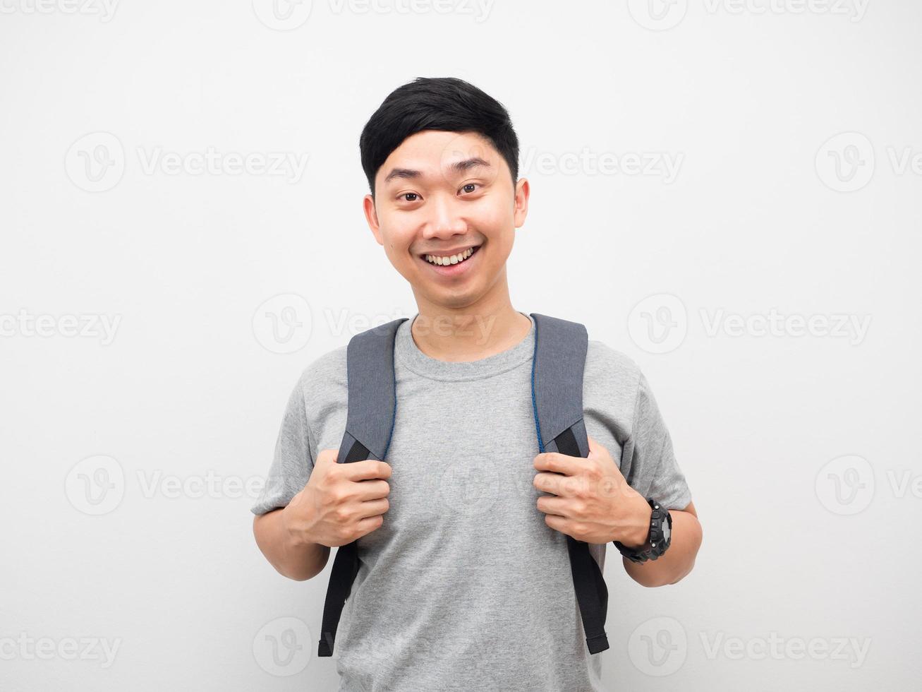 hombre mochila sentirse feliz sobre fondo blanco foto