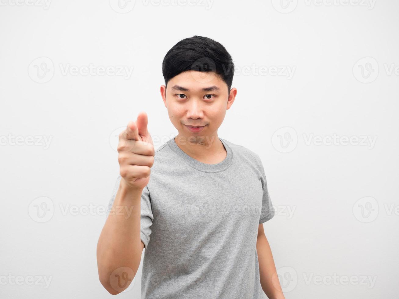 hombre camisa gris señalar con el dedo fondo blanco foto