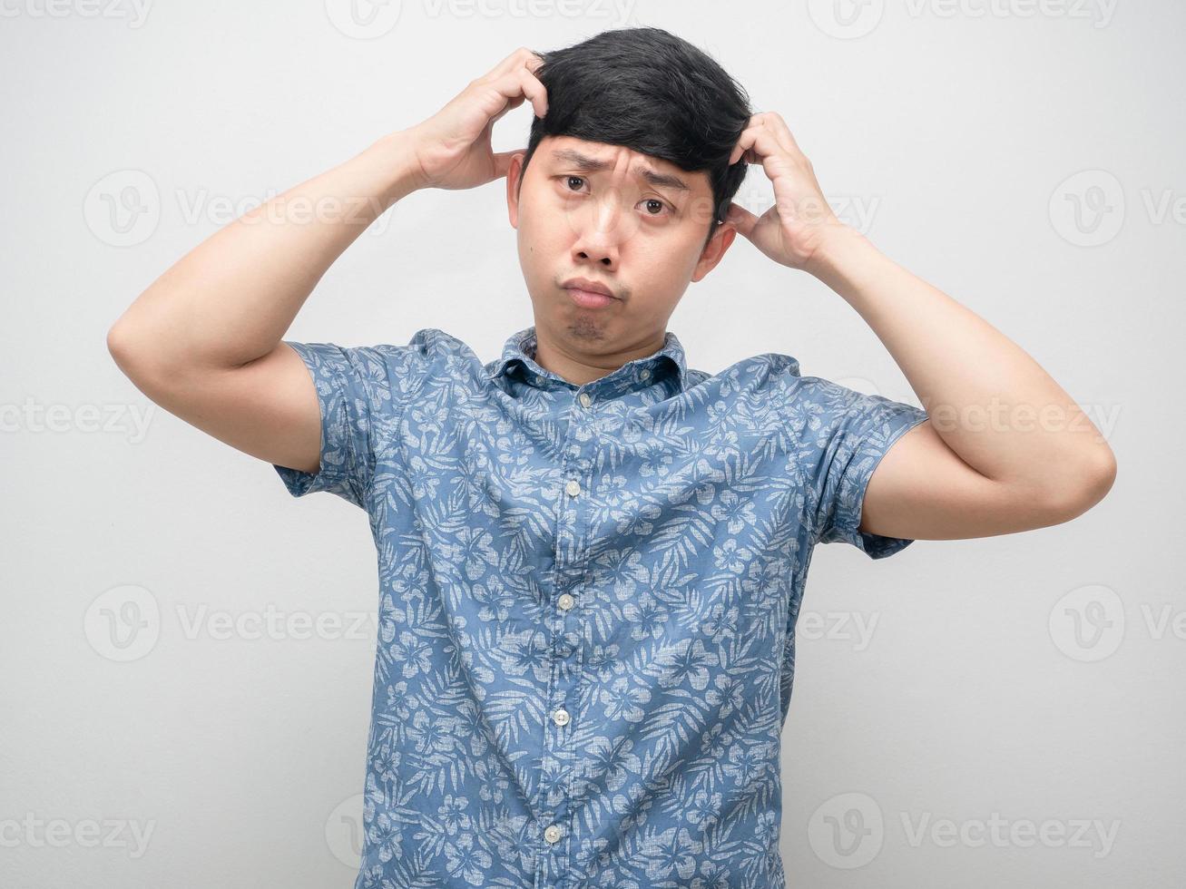 hombre camisa azul siente duda gesto scrath su cabeza aislado foto