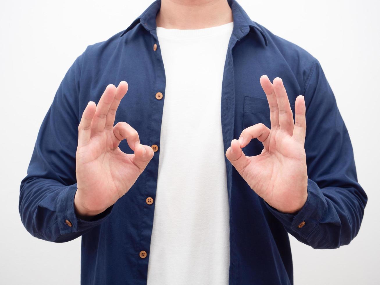 hombre mostrar mano ok tiro de cultivo fondo blanco foto