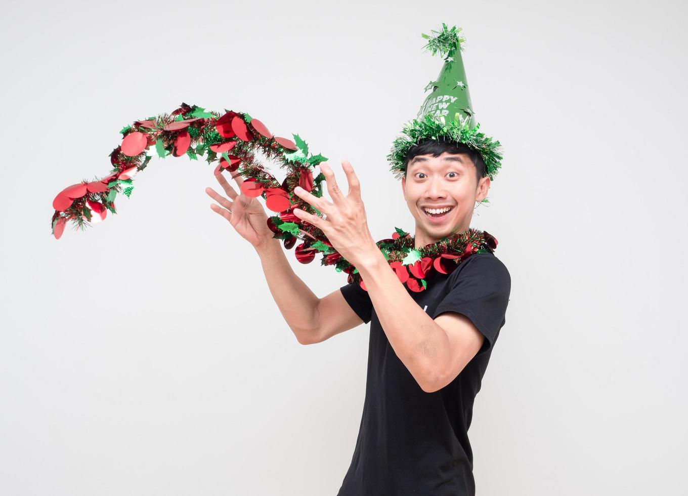 joven cara feliz con sombrero verde y borla colorido alegre mirar a la cámara sentirse divertido sobre fondo blanco celebración fiesta feliz año nuevo concepto foto