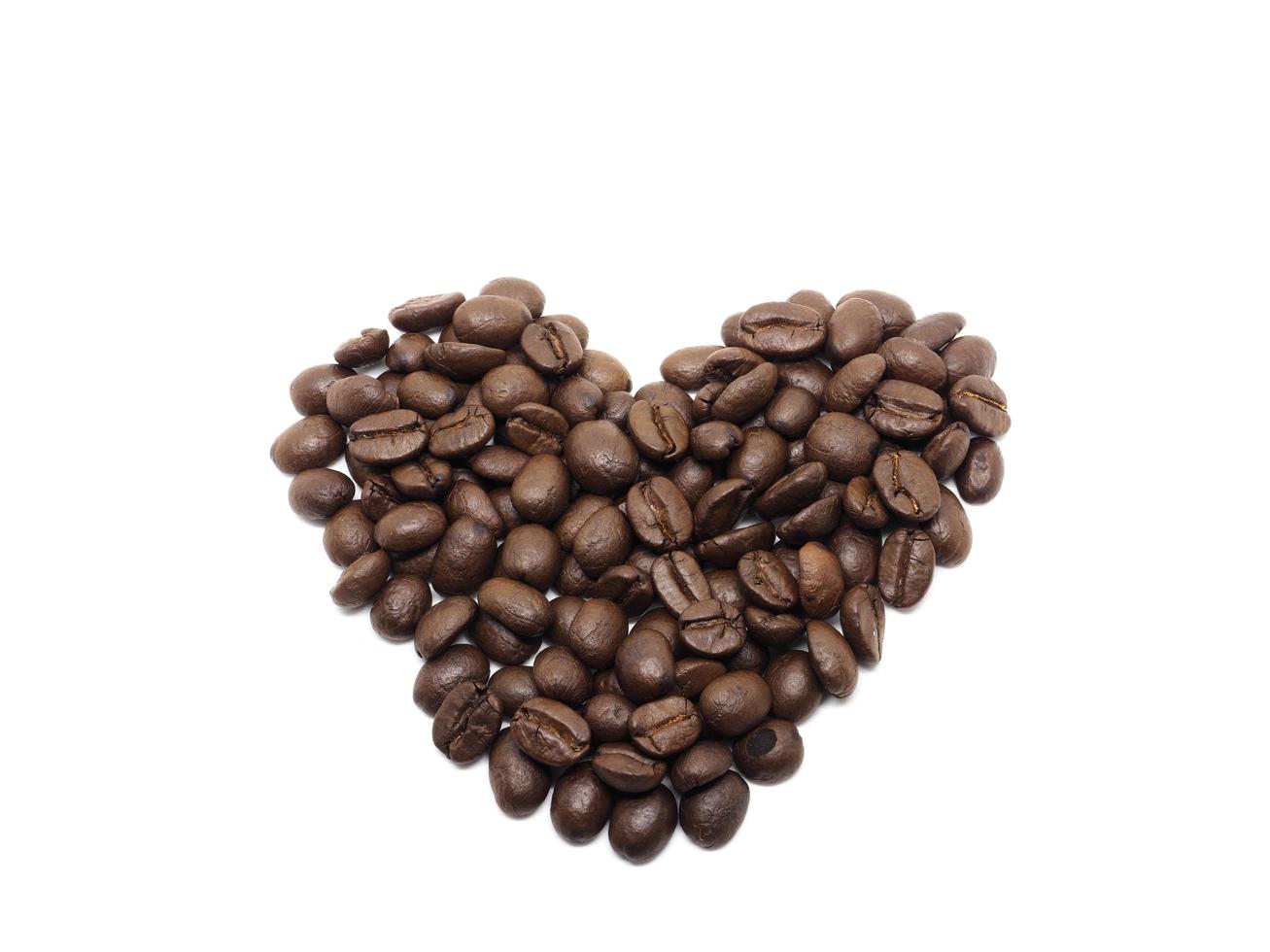 amante del corazón de semillas de café sobre fondo blanco aislado foto