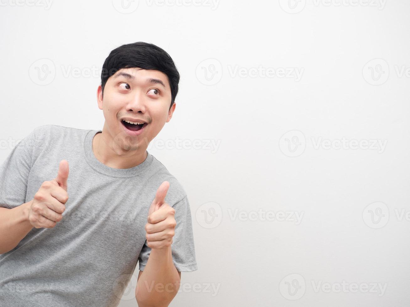 hombre camisa gris sonriendo y pulgar arriba mirando copia espacio blanco aislado foto