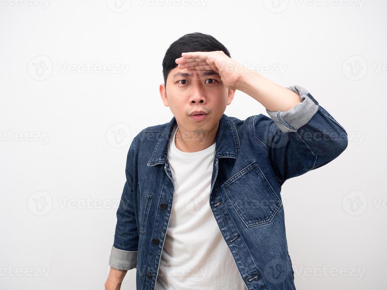 hombre asiático camisa jean gesto mano sobre la cabeza para mirar foto