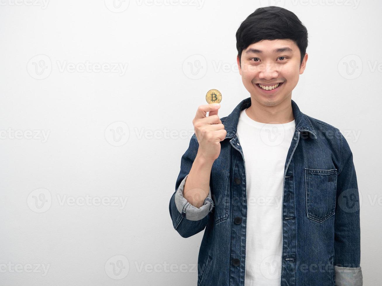 hombre asiático sosteniendo golden bitcoin feliz sonrisa retrato espacio de copia foto