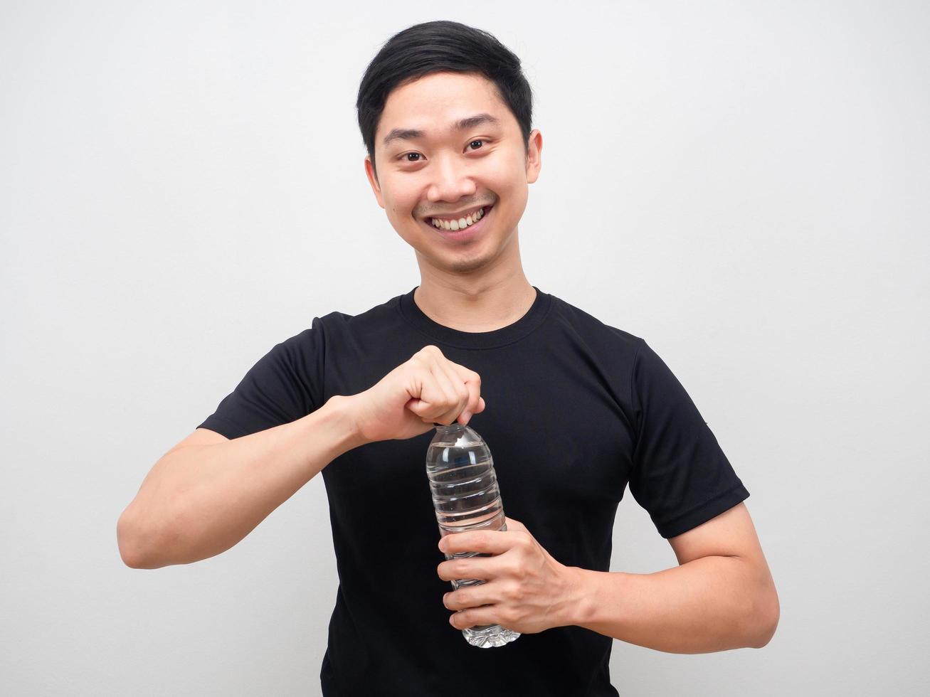 hombre asiático feliz sonrisa apertura botella de agua foto