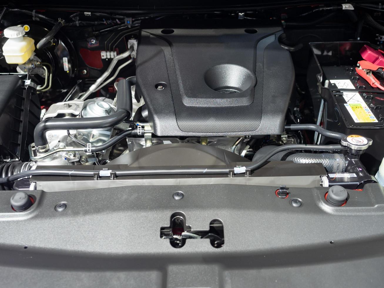 detalle nueva tecnología de motor interior del coche color negro limpio y brillante foto