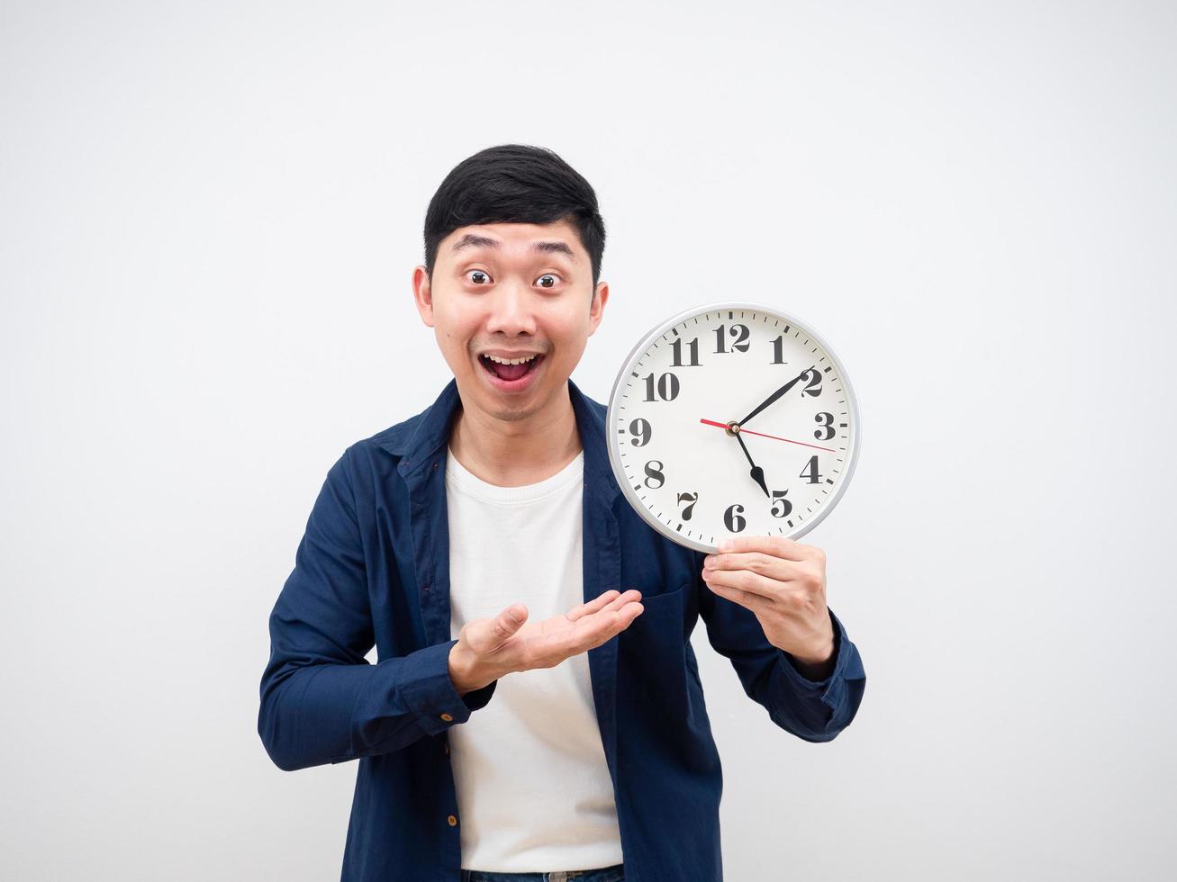 hombre asiático muestra reloj en su mano cara feliz salir del trabajo concepto sobre fondo blanco foto