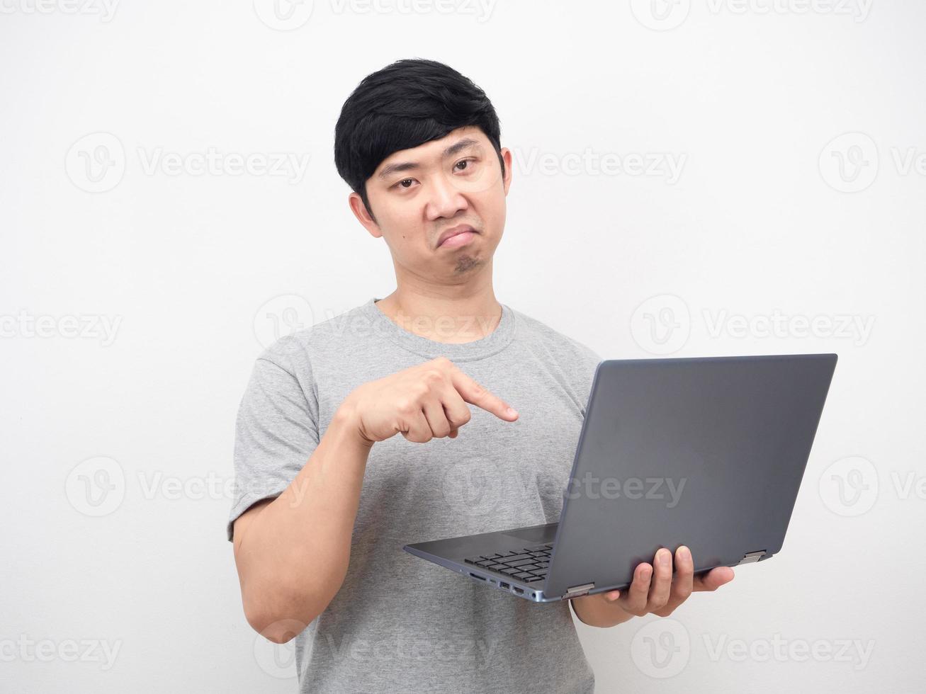 hombre enojado emoción señalar con el dedo a la computadora portátil en su mano foto