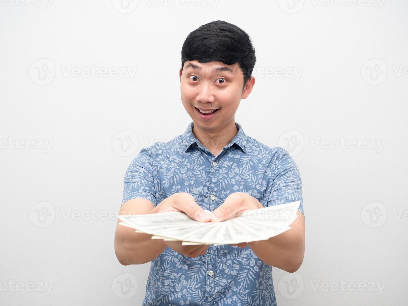 hombre alegre sonriendo gesto de felicidad dándote mucho dinero foto