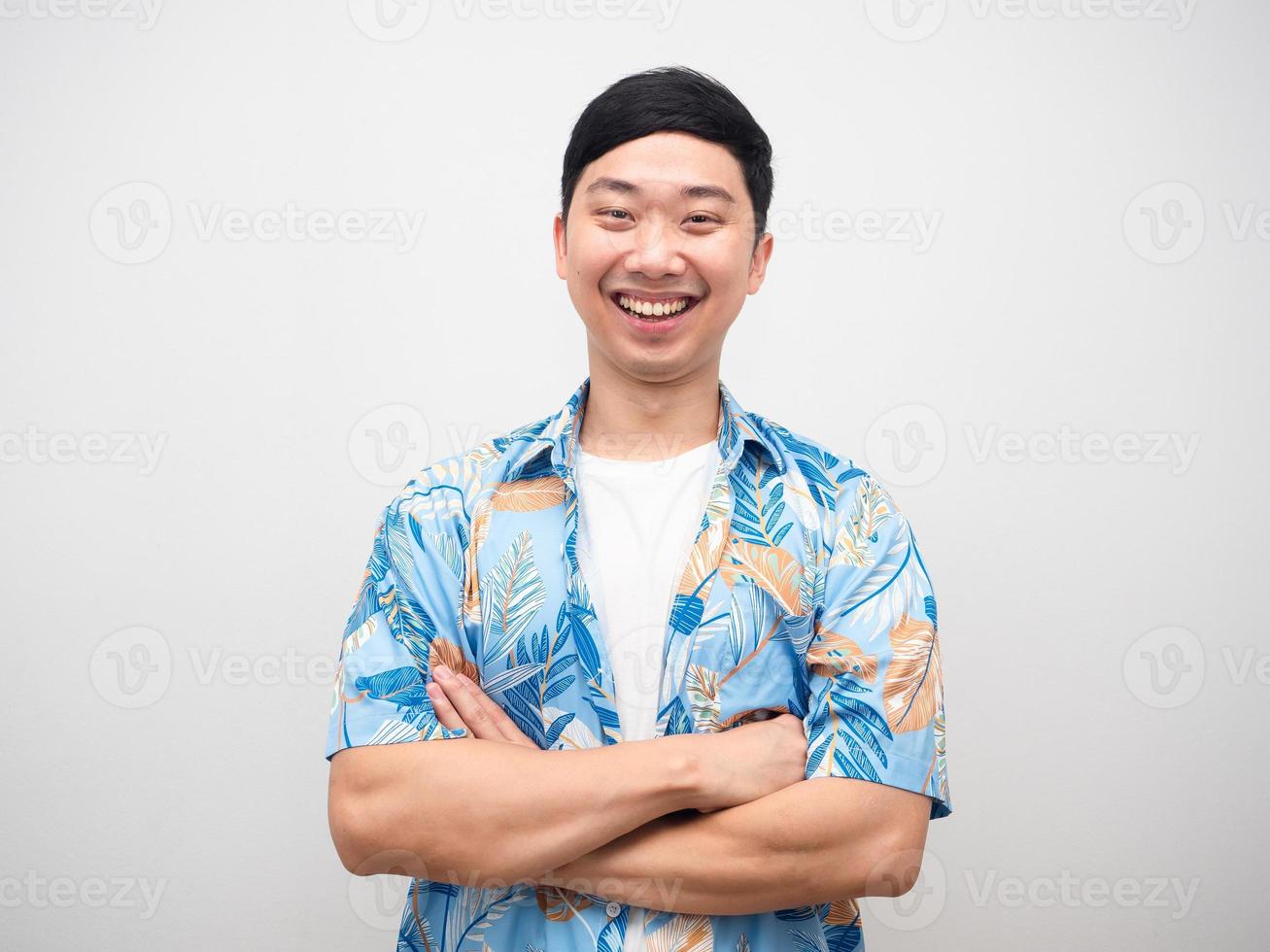 hombre alegre camisa azul feliz emoción gesto cruzar el brazo y reír foto