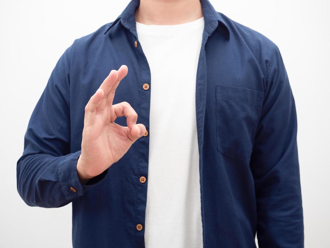 hombre mostrar mano ok tiro de cultivo fondo blanco foto