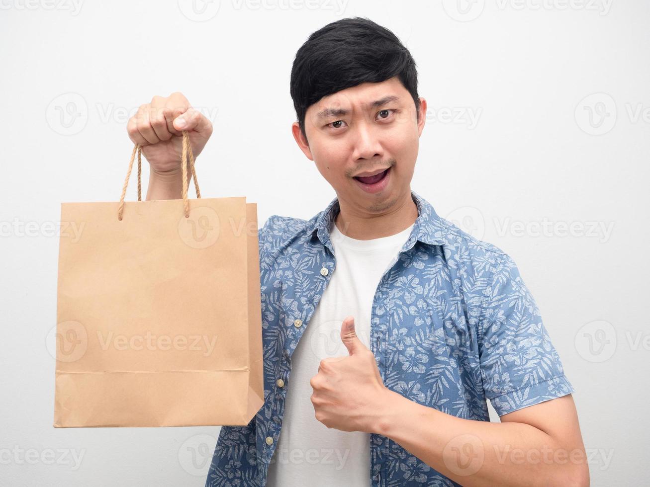 felicidad hombre sosteniendo bolsa de compras gesto dedo como retrato foto