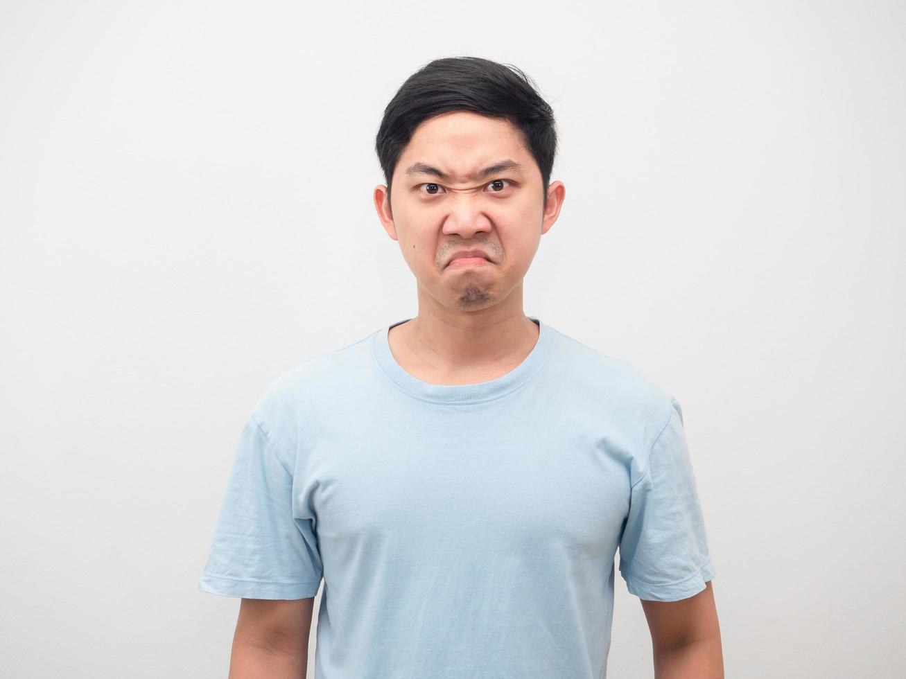 hombre asiático enojado emoción en su cara camisa azul blanco aislado foto