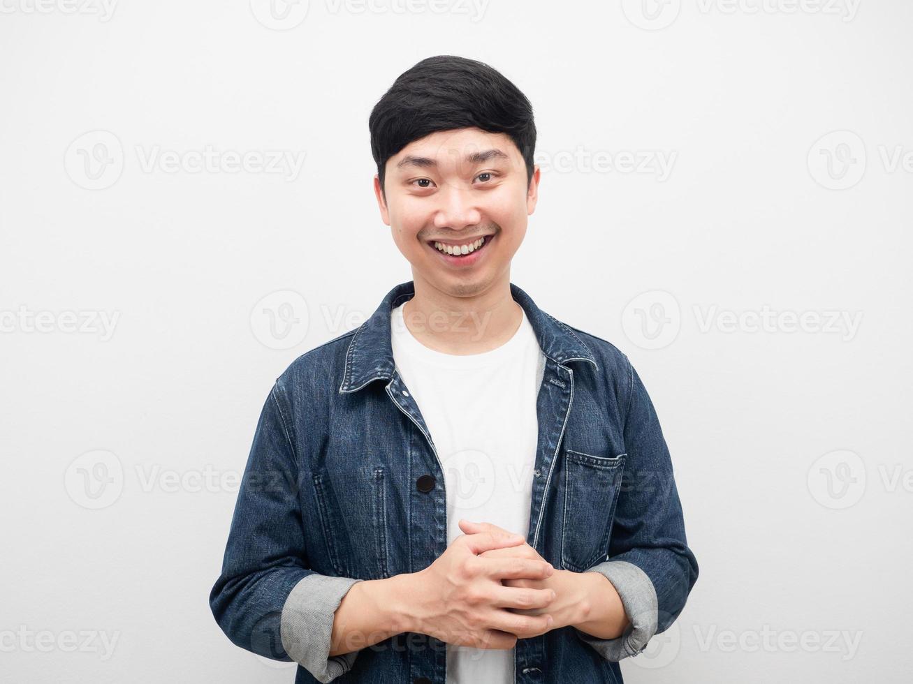 retrato, hombre asiático, camisa de mezclilla, sonriente, y, alegría, mano, fondo blanco foto