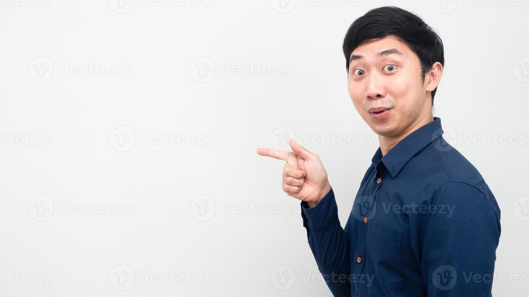 hombre asiático emocionado y señalar con el dedo el fondo blanco del espacio de copia foto