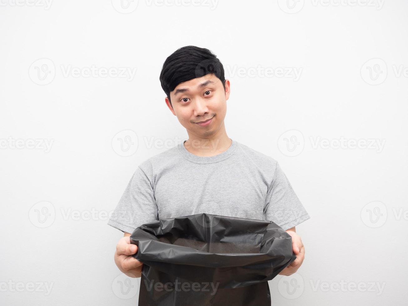 hombre sujetando basura retrato sonriente fondo blanco foto