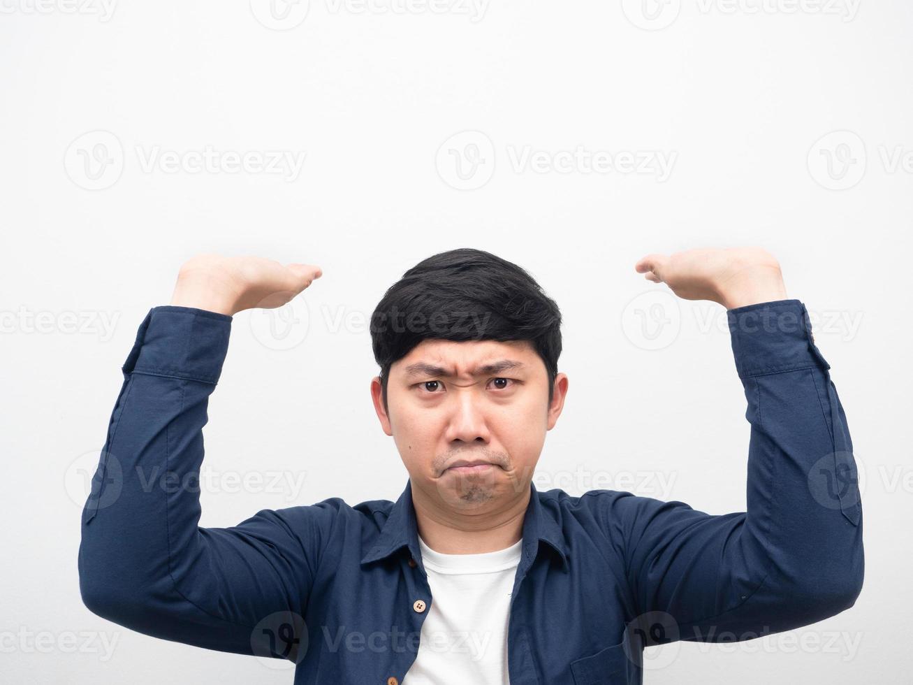 El gesto del hombre del retrato lleva algo serio, el gesto del hombre asiático lleva el producto en la cabeza con fondo blanco. foto