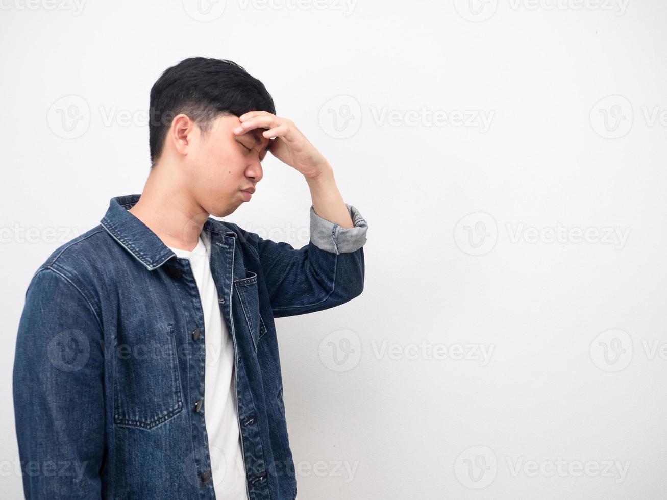 vista lateral hombre asiático toma la mano en la cabeza sintiendo tensión y dolor de cabeza foto