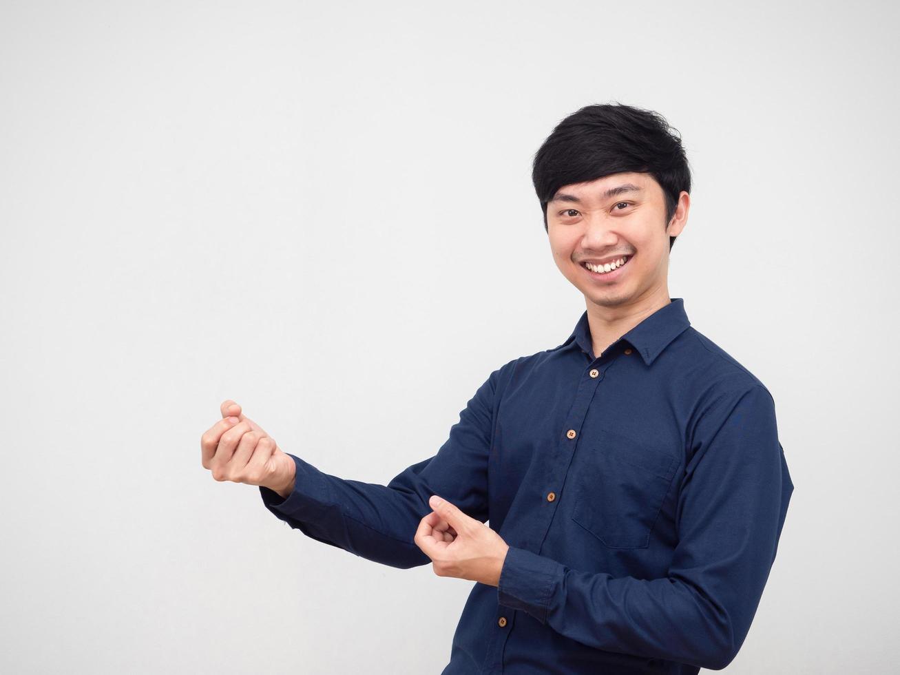 hombre asiático posando tirar de la cuerda cara de sonrisa y fondo blanco alegre foto